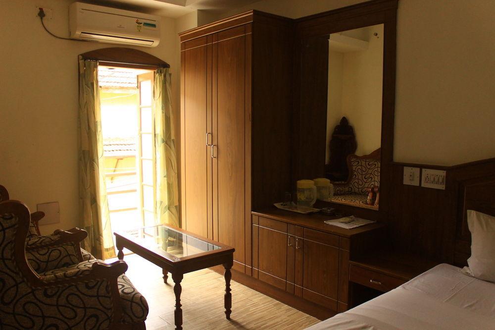 Hotel Park Avenue Kochi Exteriör bild